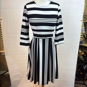 Oxiuly Fashion Black and White Striped A-Line Dress with 3/4 Sleeves, Medium